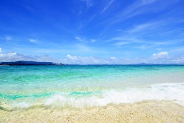 Okinawa 'da güzel bir plajın resmi.
