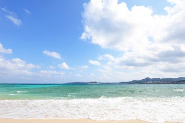 Yaz gökyüzü ve Okinawa 'nın güzel plajı