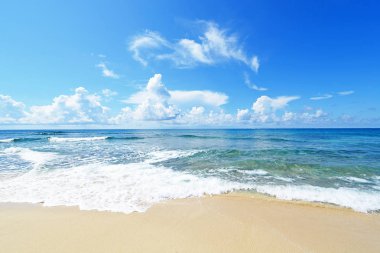 Okinawa.Japan, mavi gökyüzü ve kobalt mavi deniz