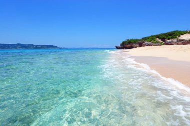 Okinawa 'nın zümrüt yeşili denizi.
