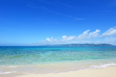 Okinawa 'da güzel bir plajın resmi.