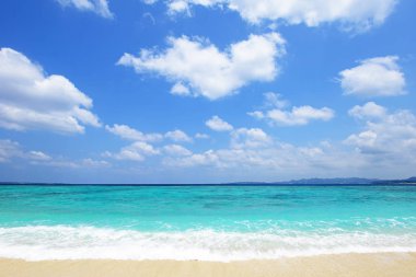 Yaz gökyüzü ve Okinawa 'nın güzel plajı