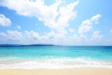 Yaz gökyüzü ve Okinawa 'nın güzel plajı