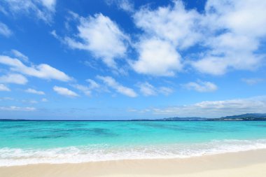 Yaz gökyüzü ve Okinawa 'nın güzel plajı