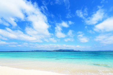 Yaz gökyüzü ve Okinawa 'nın güzel plajı