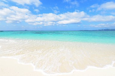 Yaz gökyüzü ve Okinawa 'nın güzel plajı