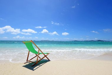 Okinawa 'da güzel bir plajın resmi.