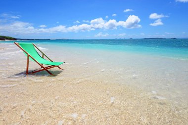 Okinawa 'da güzel bir plajın resmi.