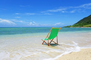 Okinawa 'da güzel bir plajın resmi.