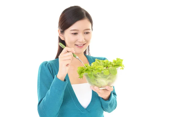 Mulher Comendo Salada Legumes Frescos — Fotografia de Stock