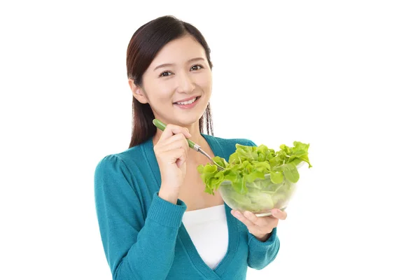 Женщина Ест Свежий Овощной Салат — стоковое фото