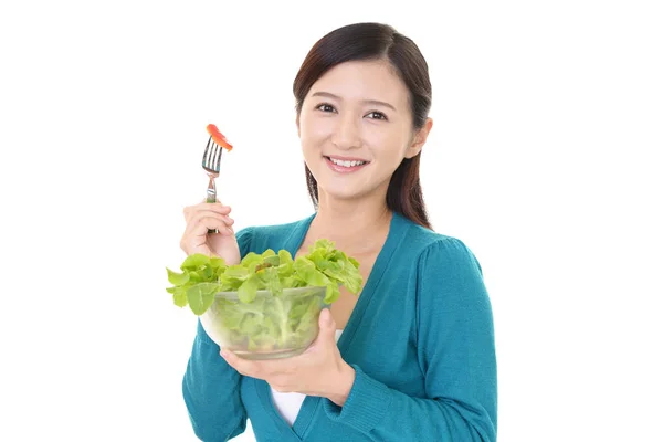 吃新鲜蔬菜沙拉的女人 — 图库照片