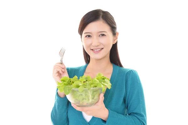 Frau Isst Frischen Gemüsesalat — Stockfoto