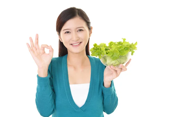 Frau Isst Frischen Gemüsesalat — Stockfoto