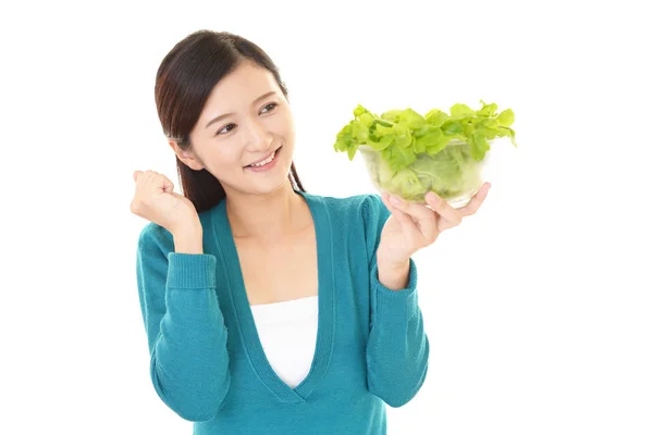 新鮮な野菜サラダを食べる女性 — ストック写真