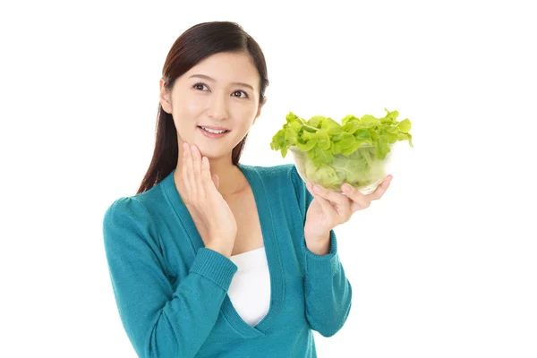 Mulher Comendo Salada Legumes Frescos — Fotografia de Stock
