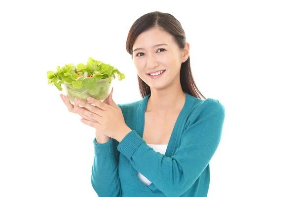 Женщина Ест Свежий Овощной Салат — стоковое фото