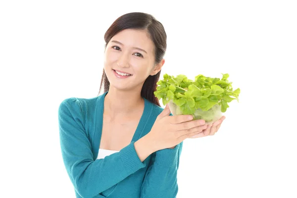 Frau Isst Frischen Gemüsesalat — Stockfoto
