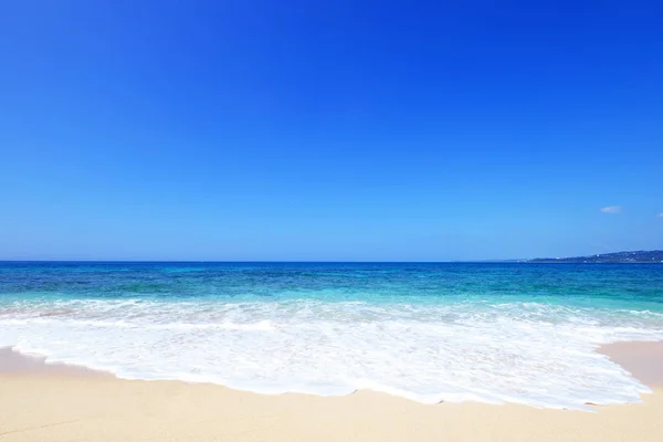 コバルト ブルーの海と Okinawa Japan の青い空 — ストック写真