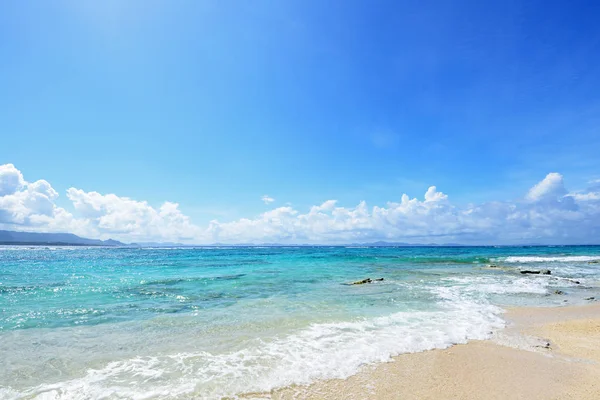 冲绳的夏日天空和美丽的海滩 — 图库照片