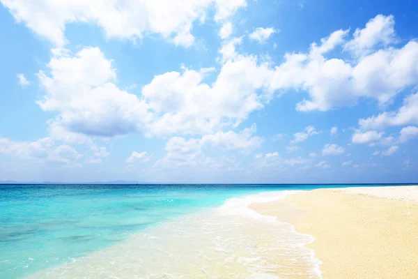 Yaz gökyüzü ve Okinawa 'nın güzel plajı