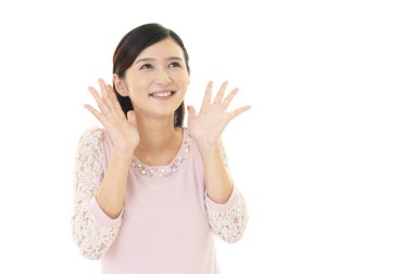 Beyaz arka plan üzerinde izole mutlu bir genç kadın