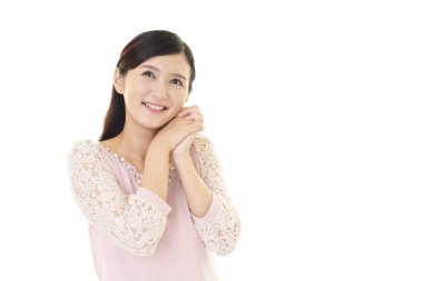 Gülümseyen güzel genç kadın.