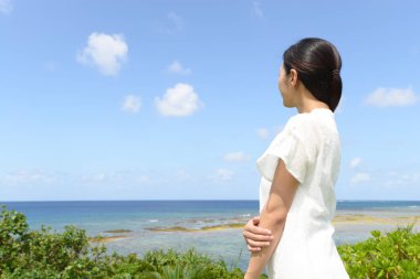 Denizin kenarında rahat kadın