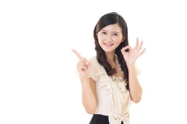 Kadın parmağıyla işaret ediyor.