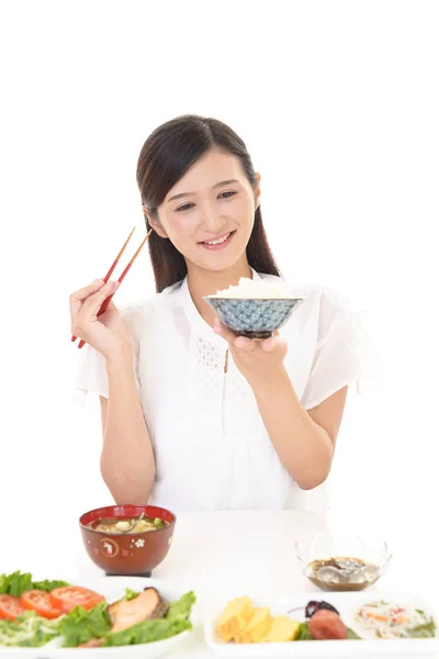 Γυναίκα Που Απολαμβάνει Ιαπωνικά Τροφίμων — Φωτογραφία Αρχείου