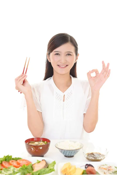 Γυναίκα Που Απολαμβάνει Ιαπωνικά Τροφίμων — Φωτογραφία Αρχείου
