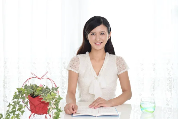 Woman Reading Book — Stock Photo, Image