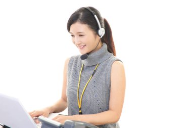 gülümseyen çağrı merkezi operatörü