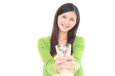 Bir bardak su içen kadın.