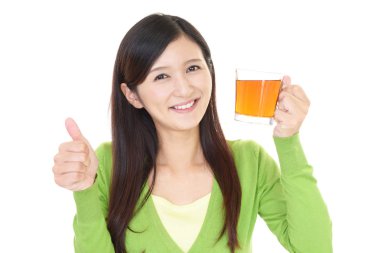 Genç bayan çay içiyor.