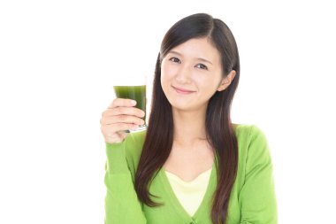 Sebze suyu bir bardak içme kadın