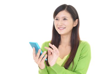 Bir akıllı telefon kullanan gülümseyen kadın