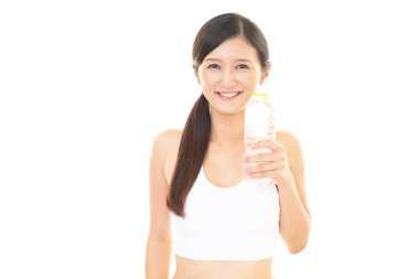 bir şişe su içme kadın