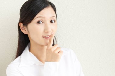 kadın yerleştirme parmak dudaklarında.