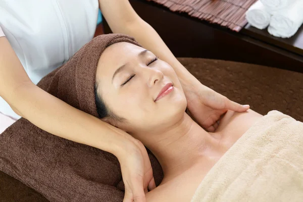 Schöne Frau Genießt Eine Massage Einem Wellness Center — Stockfoto