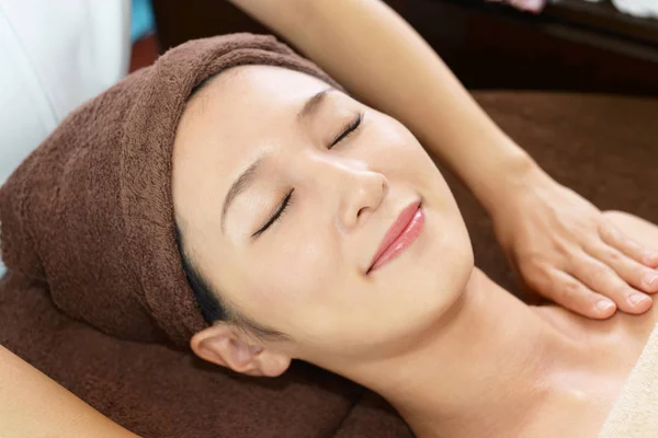 Mulher Bonita Desfrutando Uma Massagem Centro Spa — Fotografia de Stock