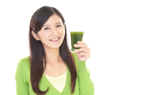 Frau Trinkt Ein Glas Gemüsesaft — Stockfoto