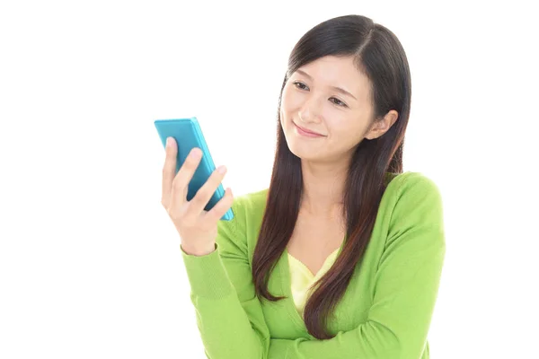 Mujer Mirando Teléfono Inteligente —  Fotos de Stock