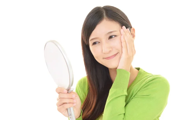 Asiatisk Kvinna Tittar Sitt Ansikte Spegeln — Stockfoto