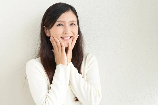 Sonriente Mujer Asiática Aislada Sobre Fondo Blanco —  Fotos de Stock