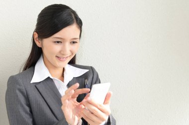 bir akıllı telefon kullanan iş kadın