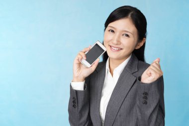 iş kadını ile akıllı telefon