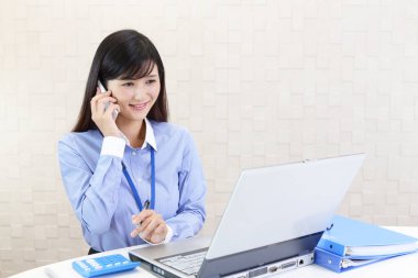 Bir akıllı telefonda konuşan iş kadını