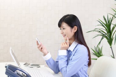 akıllı telefon kullanan işçisi kadın ofis 