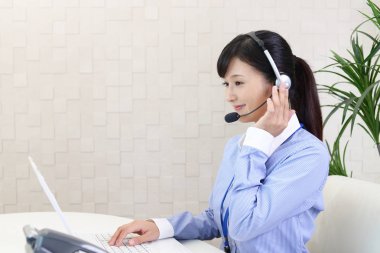 gülümseyen çağrı merkezi operatörü